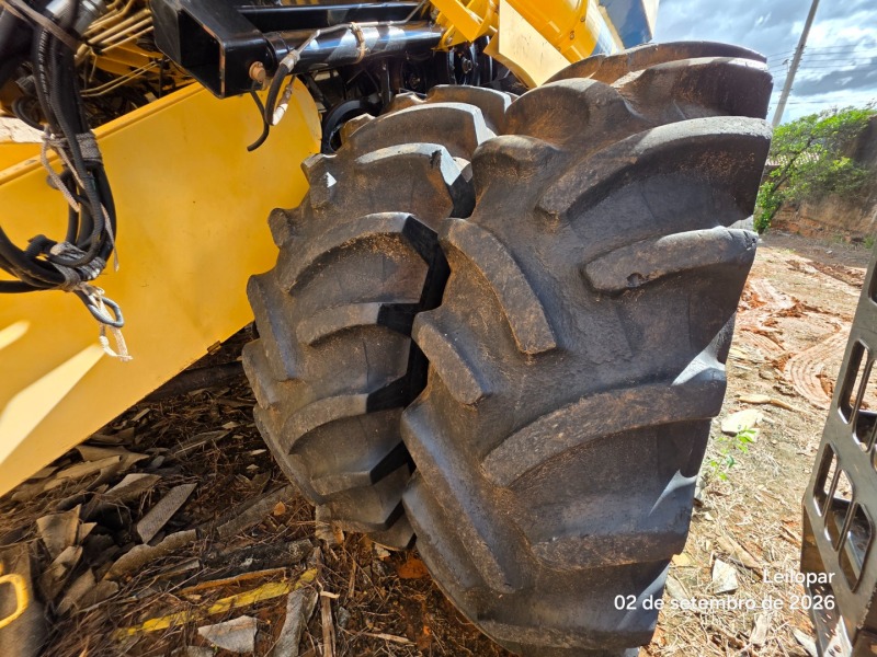 Foto 10 de 28: Colheitadeira agrícola New Holland TC 5090 com plataforma