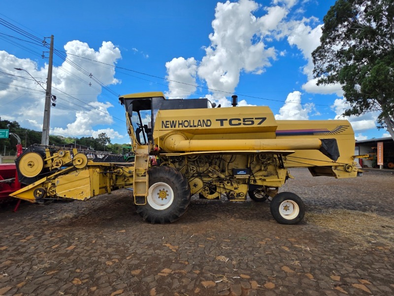 Colheitadeira New Holland TC 57 ano 1996 com plataforma de soja