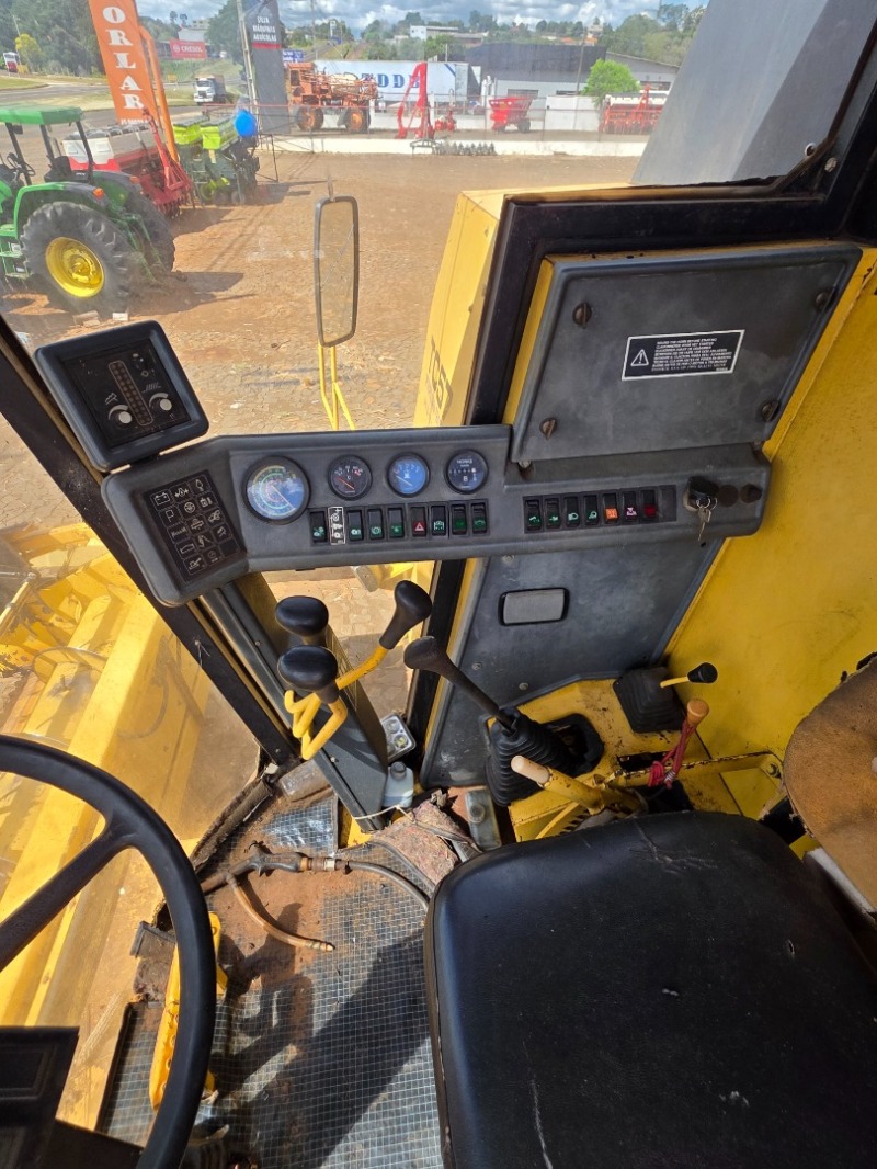Foto 6 de 26: Colheitadeira New Holland TC 57 ano 1996 com plataforma de soja