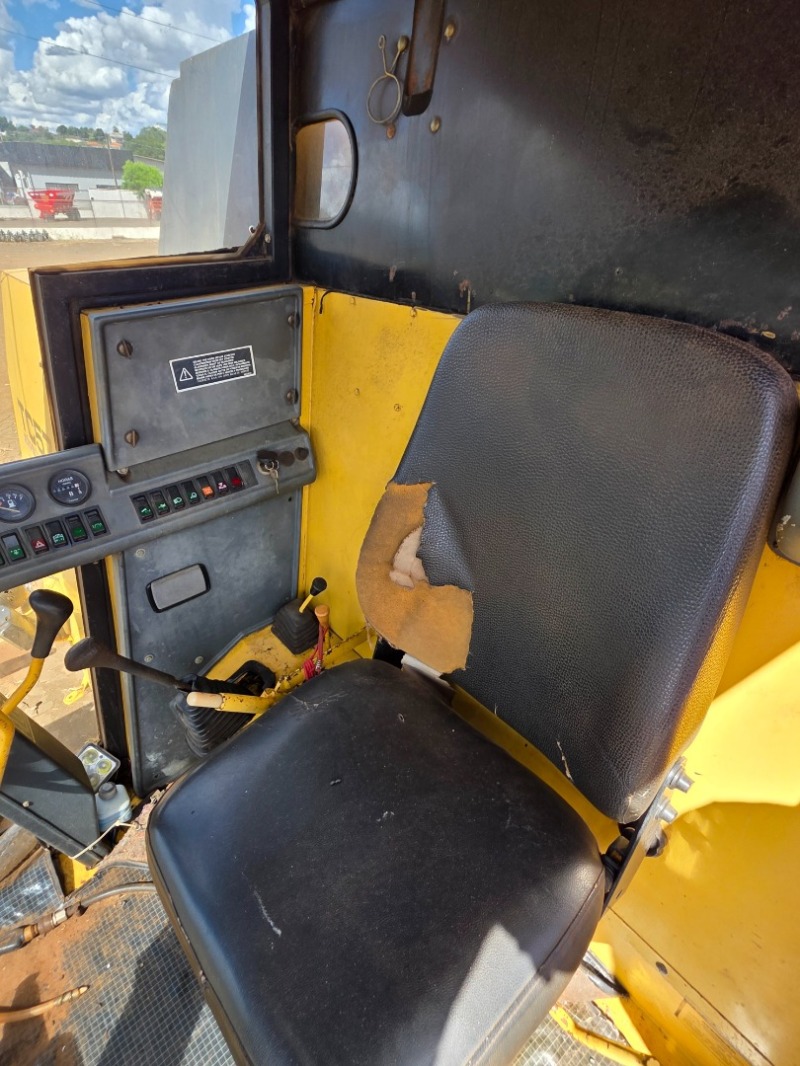 Foto 7 de 26: Colheitadeira New Holland TC 57 ano 1996 com plataforma de soja