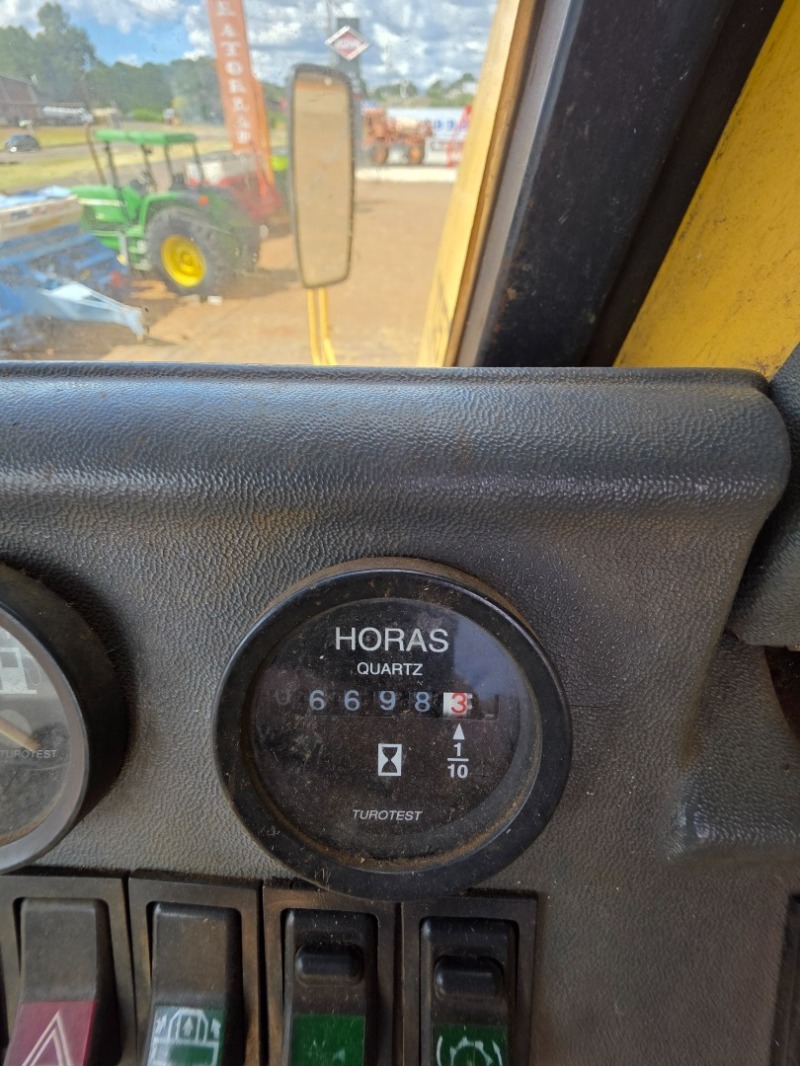 Foto 8 de 26: Colheitadeira New Holland TC 57 ano 1996 com plataforma de soja