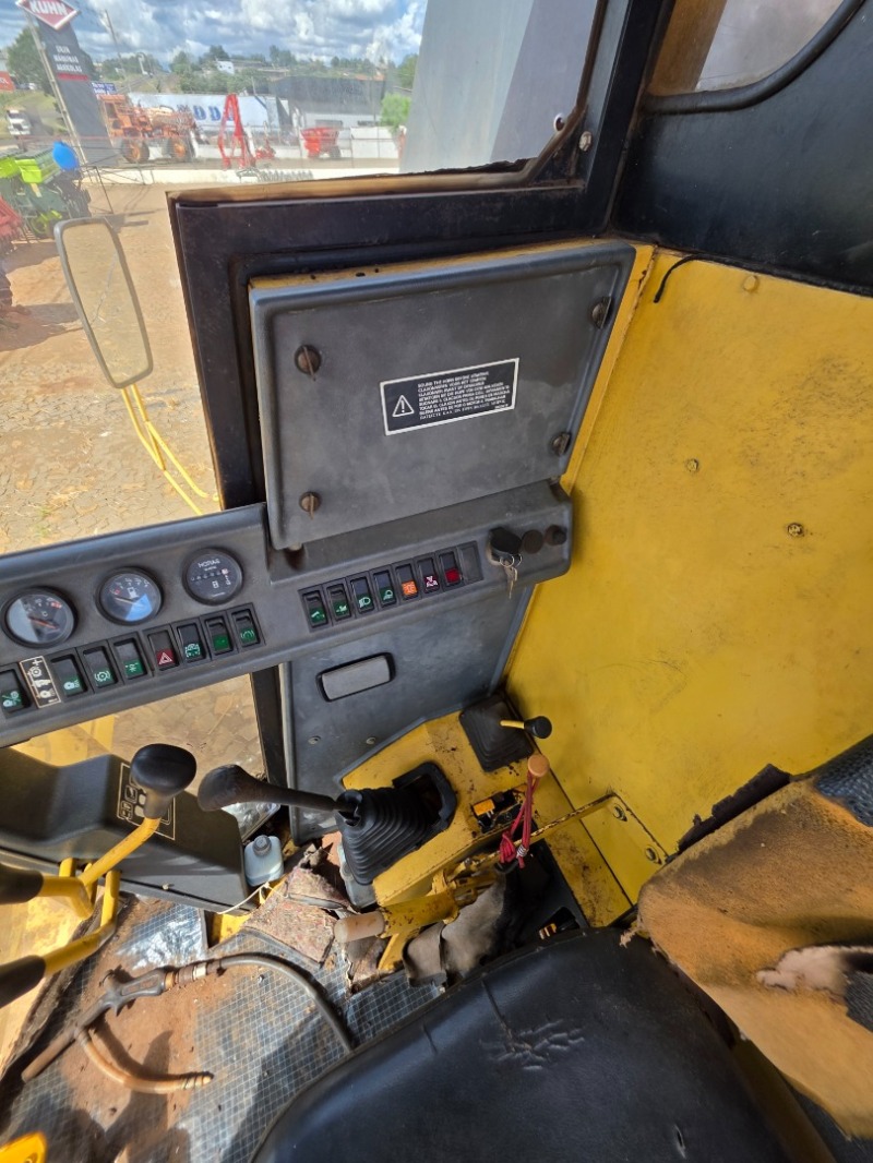 Foto 9 de 26: Colheitadeira New Holland TC 57 ano 1996 com plataforma de soja