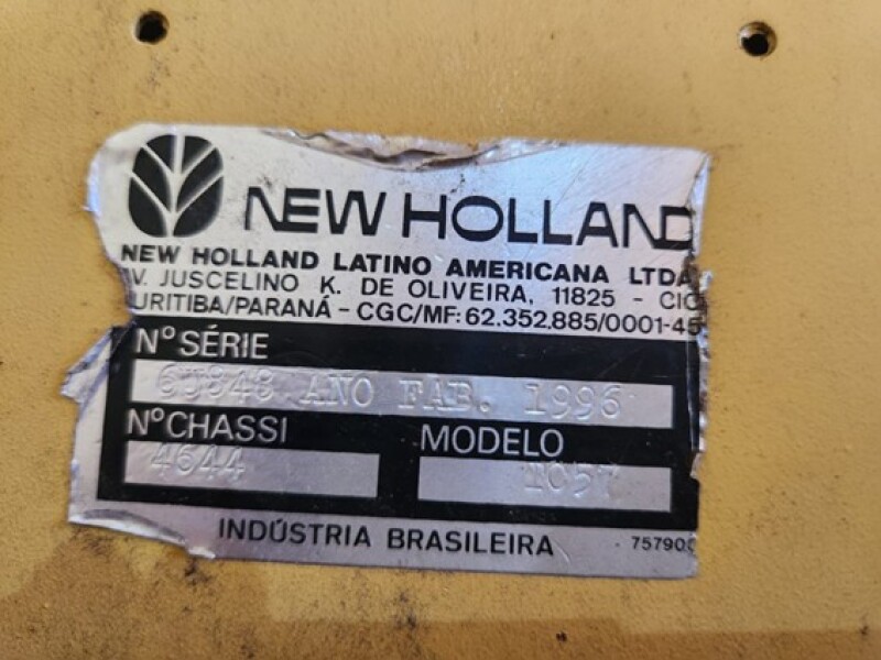 Foto 11 de 26: Colheitadeira New Holland TC 57 ano 1996 com plataforma de soja