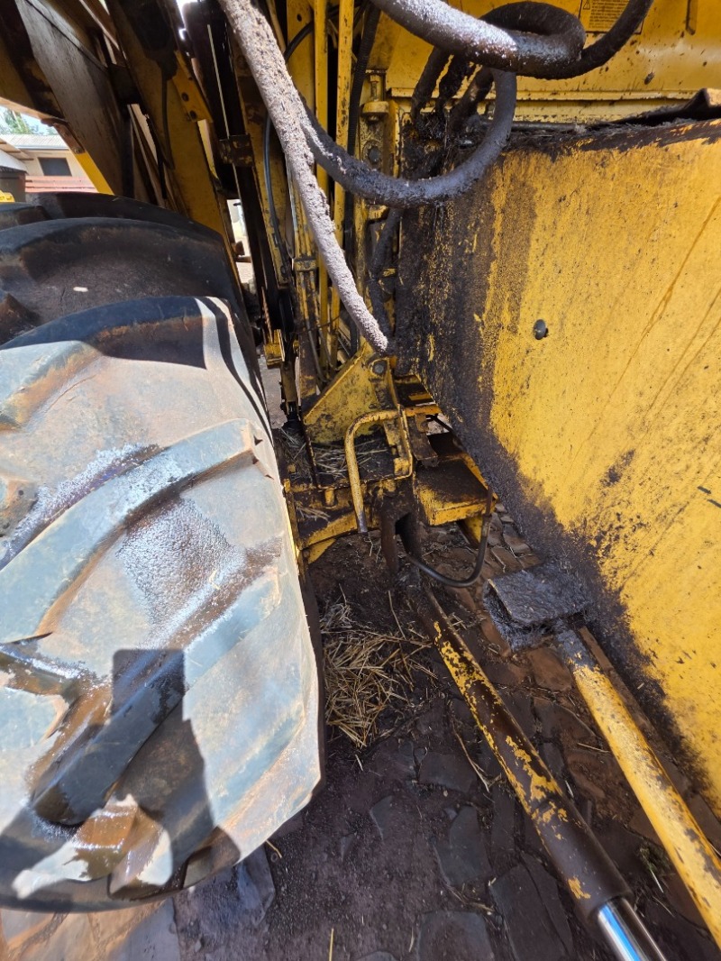 Foto 13 de 26: Colheitadeira New Holland TC 57 ano 1996 com plataforma de soja