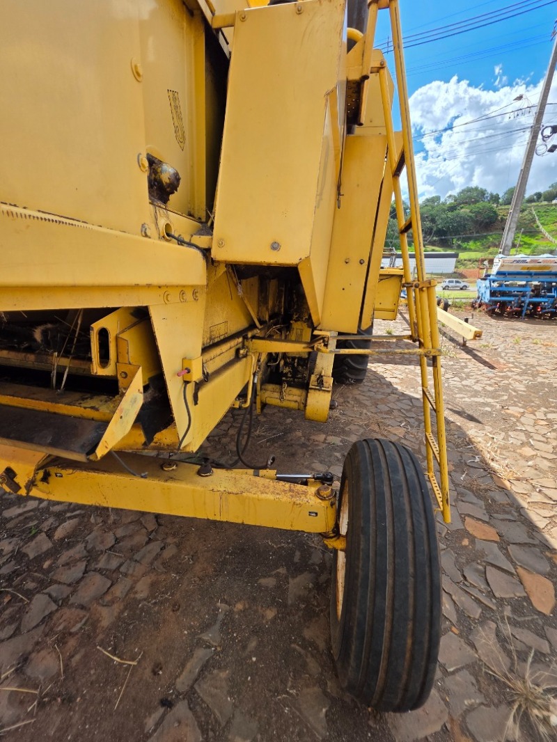 Foto 20 de 26: Colheitadeira New Holland TC 57 ano 1996 com plataforma de soja