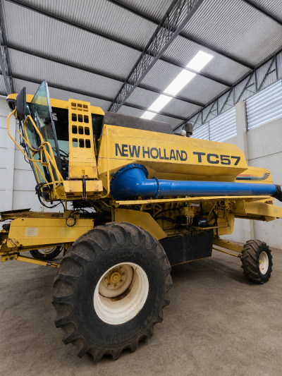 Colheitadeira New Holland TC 57 Ano 2001 Data: Em Breve Colheitadeira Marca: New Holland Modelo: TC 